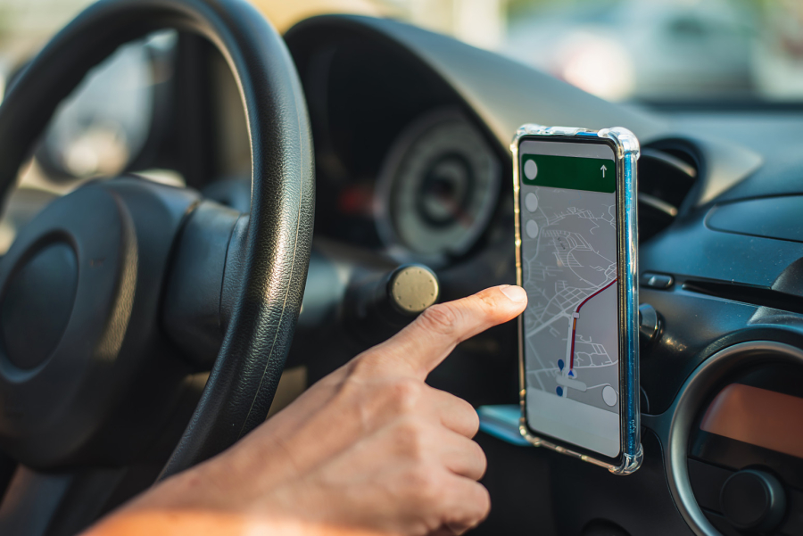 Alarmantno: Čak 9 od 10 vozača ne može da vozi bez gledanja u telefon!