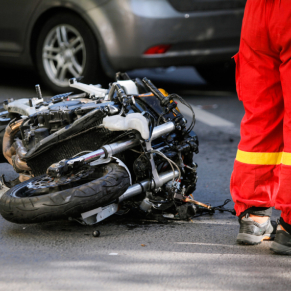 U nezgodi na Zrenjaninskom putu teško povređen motociklista