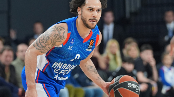 Efes lako srušio Baskoniju, Larkinovih 28, pet poena Marinkovića