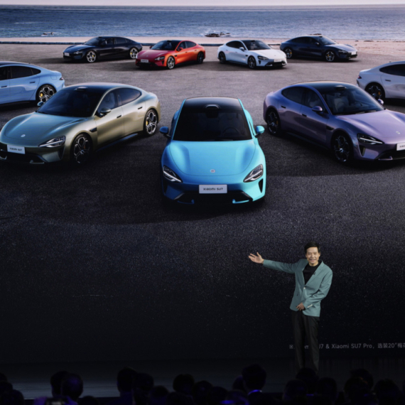Bačena rukavica Tesli: Xiaomi predstavio automobil, košta 30.000 evra VIDEO