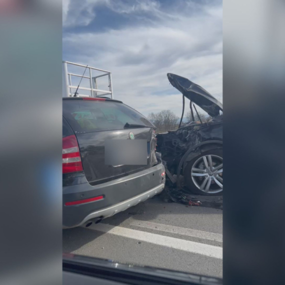 Težak sudar dva automobila i jednog teretnjaka: Delovi rasuti po kolovozu FOTO