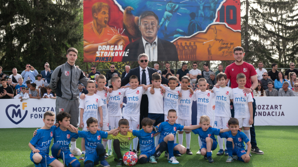 Fudbal je više od igre – ovacije za Piksija na otvaranju mini pič terena u Nišu!