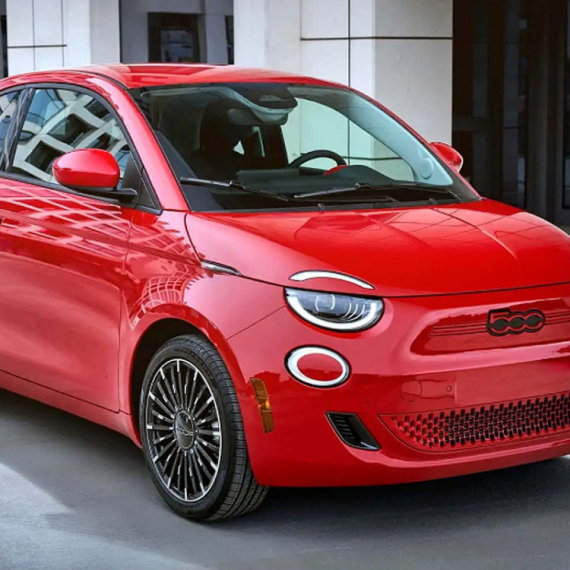 Nema više čekanja na punjaču: Fiat 500e dobija baterije koje se menjaju za 5 minuta!