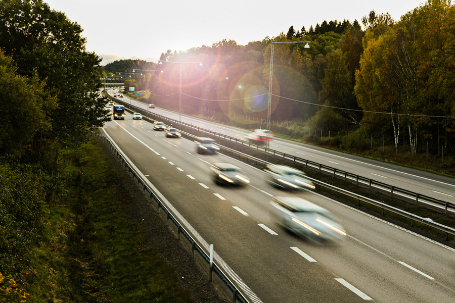 Blicate vozilu ispred na auto-putu? Kazna je 260 evra