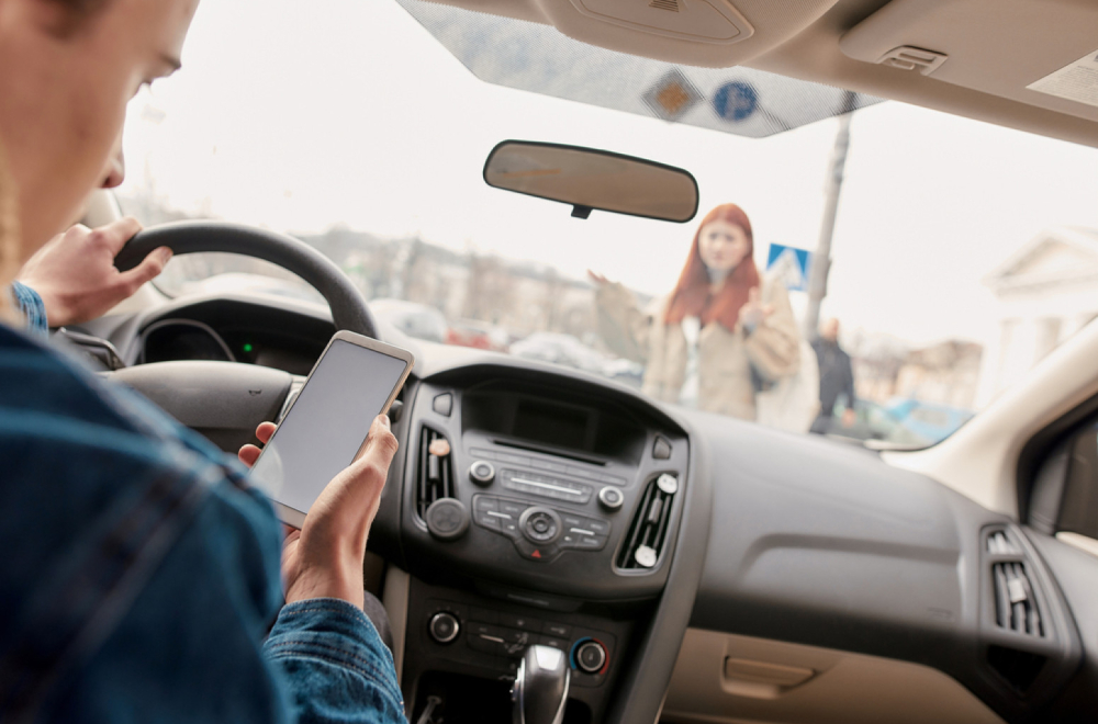 Neoprezni u zemlji lala: Čak 75% vozača i biciklista koristi telefon