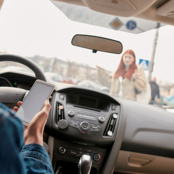 Neoprezni u zemlji lala: Čak 75% vozača i biciklista koristi telefon