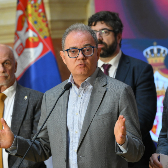 Srbija nije demokratska država? Uhapšen maloletnik zbog protesta u Britaniji, Lutovac da se oglasi