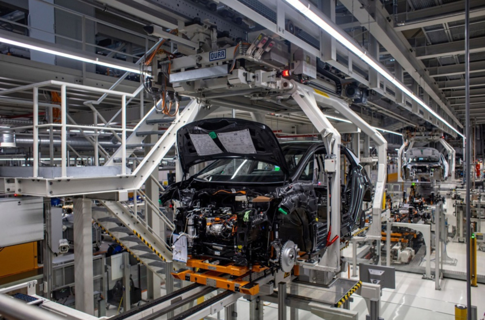 Poznata kompanija smanjuje proizvodnju električnih automobila