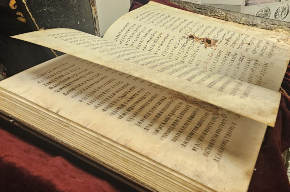 Miroslavljevo jevanđelje završilo na kamionu za otpad: Sveštenik ga branio sopstvenim telom FOTO