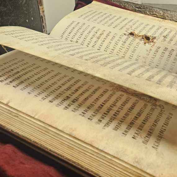 Miroslavljevo jevanđelje završilo na kamionu za otpad: Sveštenik ga branio sopstvenim telom FOTO
