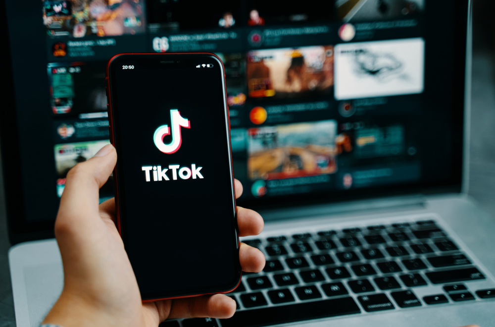 TikTok pod lupom – Evropa ih ganja zbog "izazivanja zavisnosti"