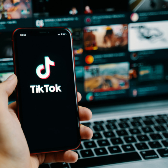 TikTok pod lupom – Evropa ih ganja zbog "izazivanja zavisnosti"