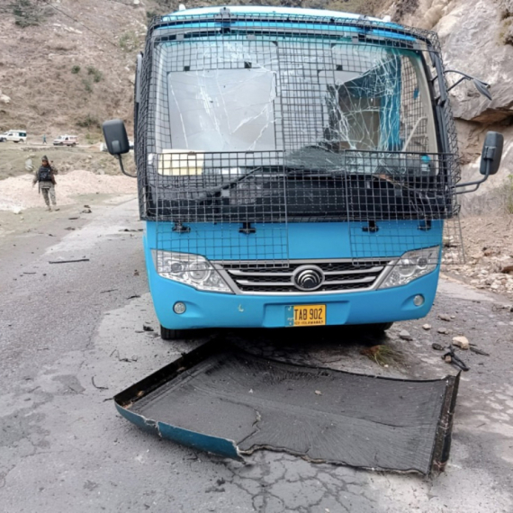 Autobus pun ljudi sleteo u provaliju: 17 poginulih