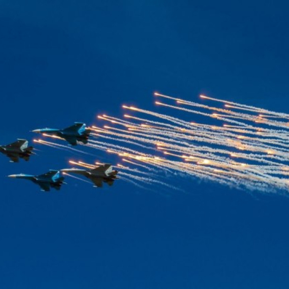 Opasno, da opasnije ne može: Za dlaku je izbegnuta havarija – tri američka drona VS ruski Su-35
