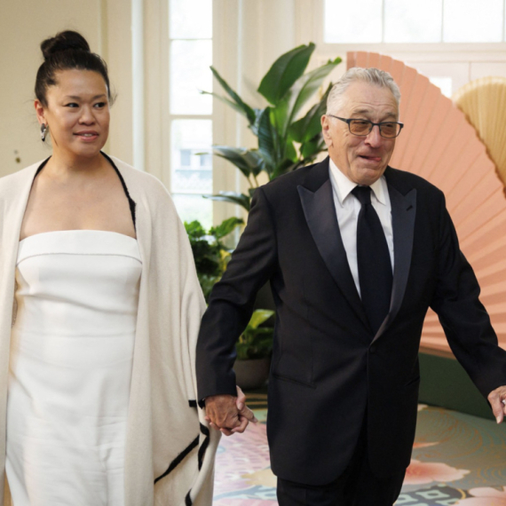 Robert De Niro sa 35 godina mlađom partnerkom na svečanoj večeri kod Bajdena FOTO