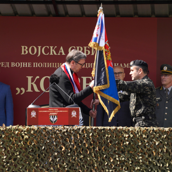 Vučić dodelio vojnu zastavu: Obraz nema cenu, žele da nas okarakterišu kao genocidne, suprotstavićemo se