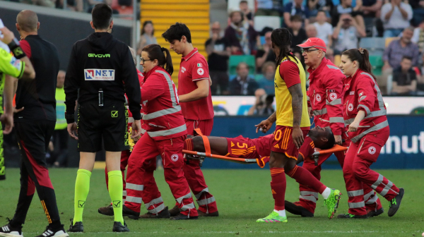 Objavljena prva fotografija fudbalera Rome nakon što je kolabirao FOTO