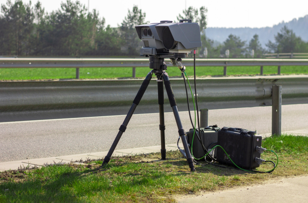 Koliko daleko "vidi" radar za merenje brzine? Neki vas uoče i na kilometar!