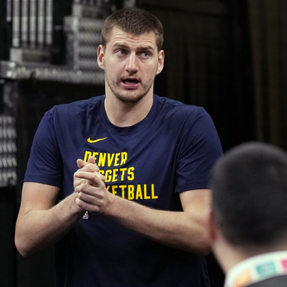 Jokić sa saigračima gledao Lejkerse – pila se i rakija
