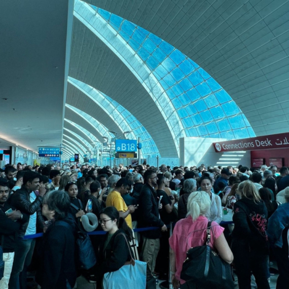 Totalni haos na aerodromima u Dubaiju; "Stisnuti smo poput životinja, ovo je opasno i nehumano" VIDEO