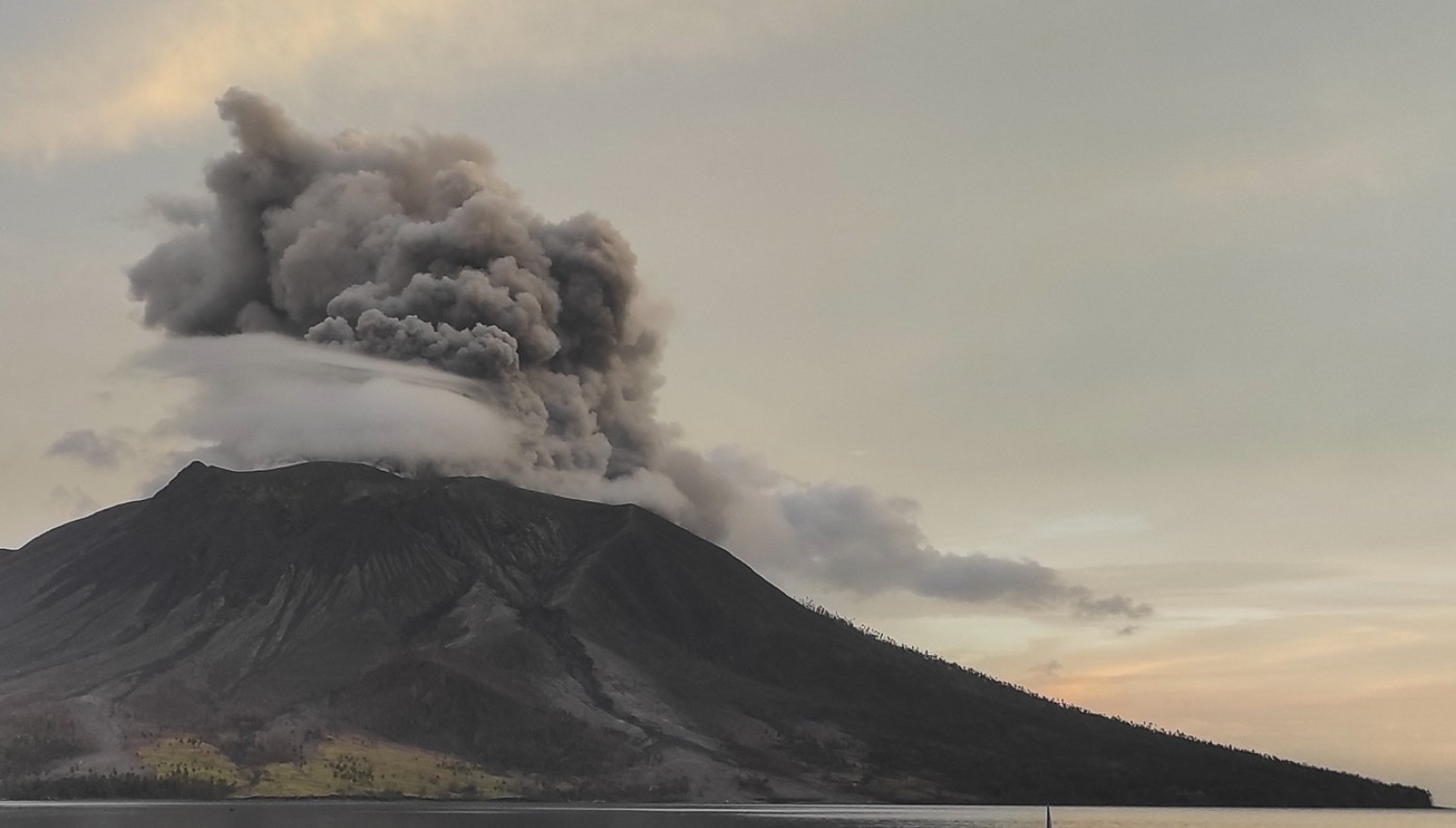 Eruptirao Ibu: Počela evakuacija VIDEO