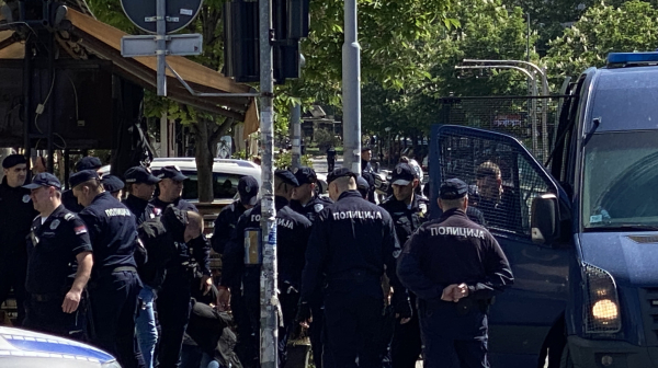 Haos pred "večiti" derbi – tuča kod Vukovog spomenika, reagovala policija VIDEO