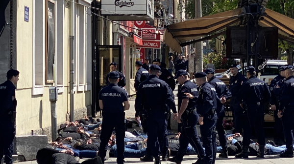 Pogledajte kako je policija uhapsila huligane kod Vukovog spomenika VIDEO