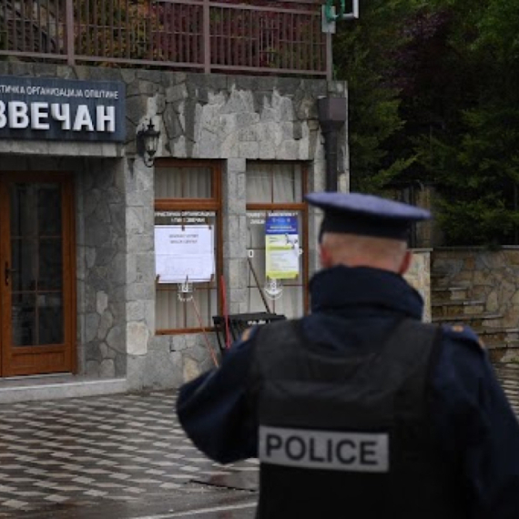 Referendum na severu KiM: Policija nadgleda biračka mesta, postavljene kamere, tu je i oklopno vozilo FOTO