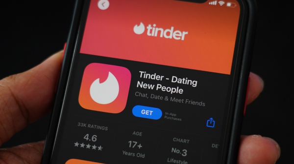 Čudna odluka: Tinder poziva korisnike da se upoznaju uživo