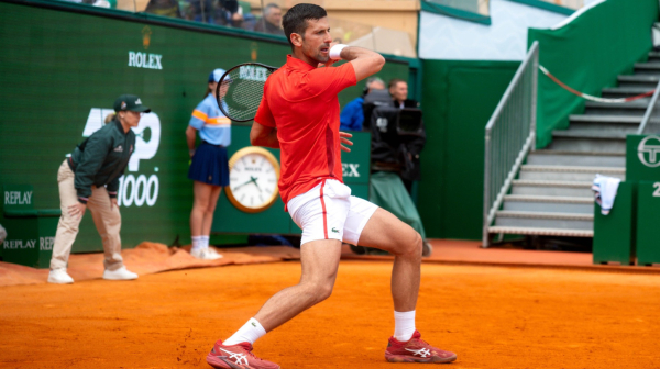 Novak "kišni čovek": U jednoj ruci kišobran, u drugoj reket VIDEO