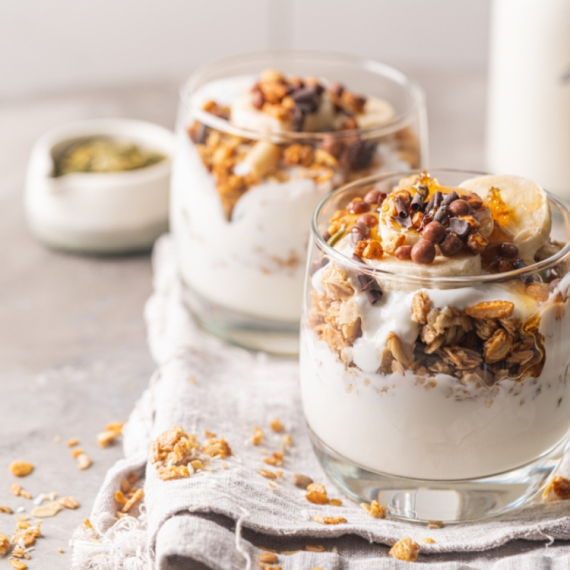 Šta je bolji izbor u procesu mršavljenja – grčki jogurt ili skyr?