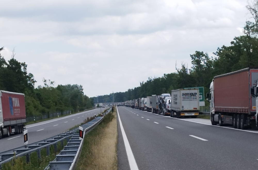 Višesatno čekanje teretnjaka na granicama; Za putnička vozila malo bolja situacija