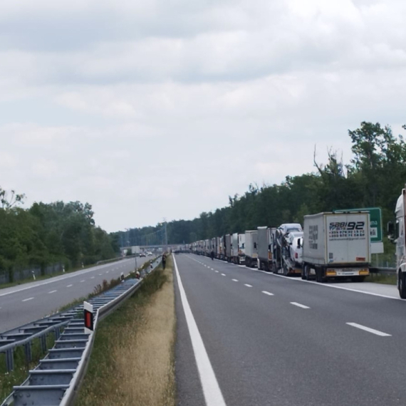 Višesatno čekanje teretnjaka na granicama; Za putnička vozila malo bolja situacija