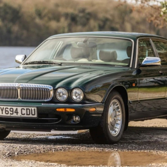 Na prodaju automobil britanske kraljice: Daimler Majestic iz 2001. godine FOTO