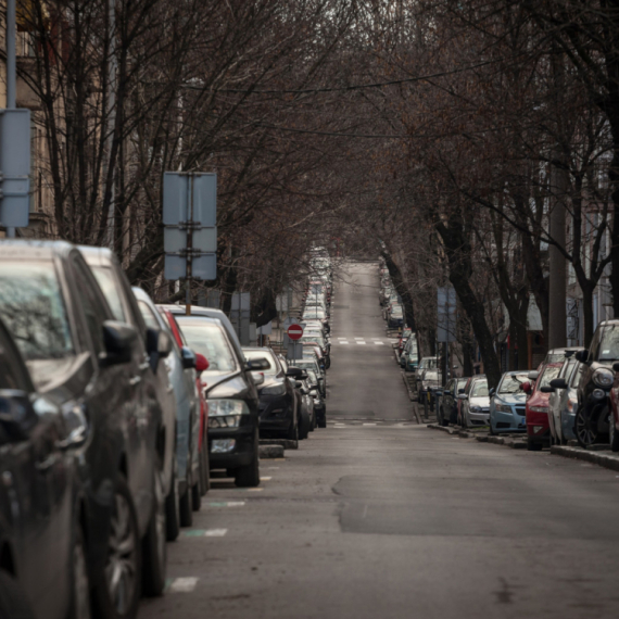 Rešava se problem sve više automobila u gradu: U planu proširenje parking prostora
