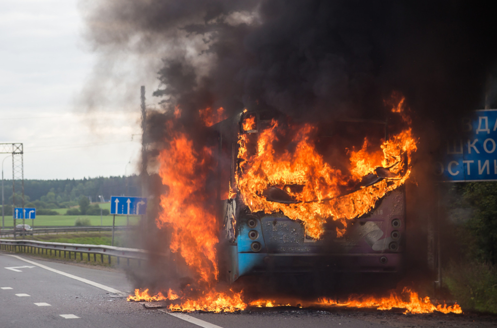 Zapalio se autobus kod Kraljeva; Vatrogasci hitno reagovali