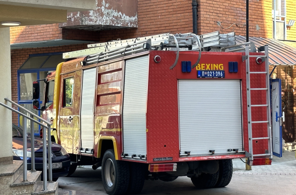 Drama na auto-putu kod Geneksa: Plamen guta automobil, stigli vatrogasci