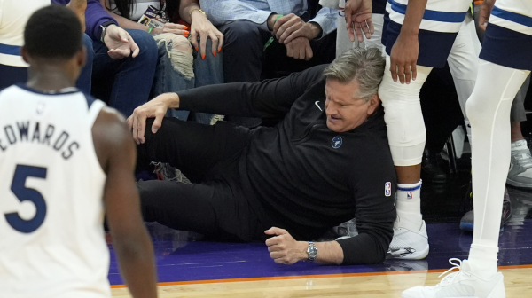 Bizarna povreda trenera u NBA – morao je da napusti teren VIDEO