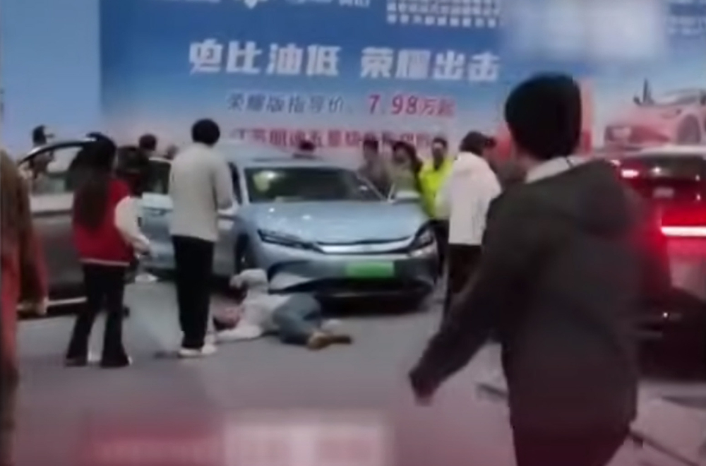 Električni automobil pregazio posetioce na sajmu u Kini VIDEO