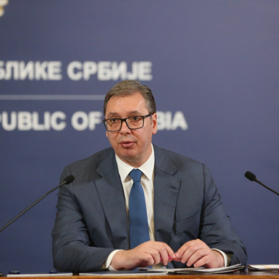 Vučić poručio: "Nemamo praćku, ali borićemo se čvrstim stavovima, jer veću svetinju od Srbije nemamo" FOTO