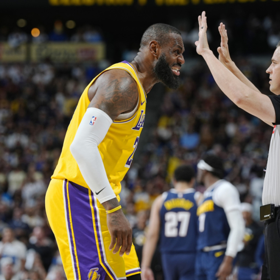 Lebron provocirao navijače Denvera, oni mu odgovorili: " Ti si plačljivko" VIDEO