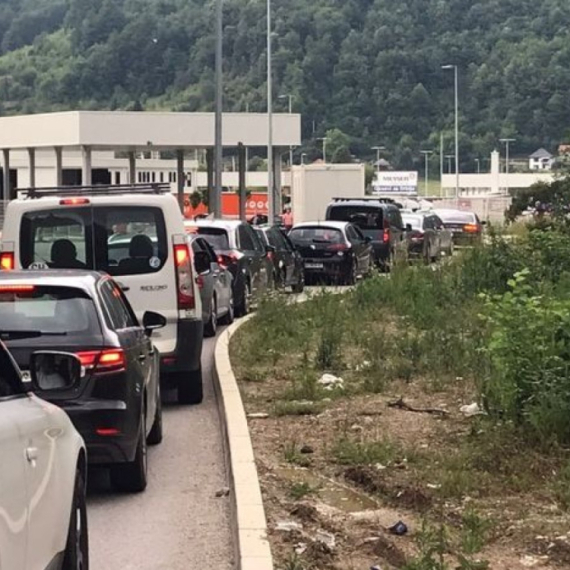Potpuni kolaps: Kilometarska kolona