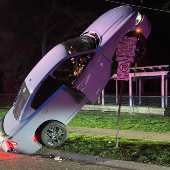 Pošlo joj za rukom nemoguće – parkirala auto uspravno FOTO