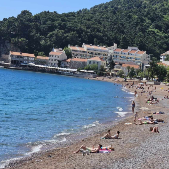 Prepune plaže, kupanje u moru već 1. maja: Letnje slike stižu iz Petrovca, a cene... FOTO