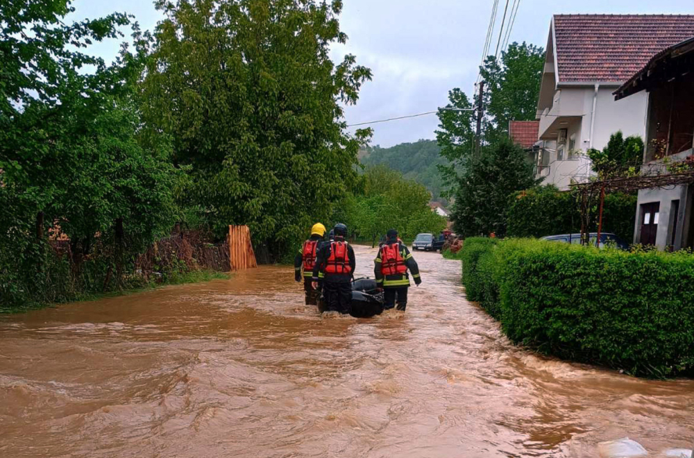 Opsadno stanje i u Severnoj Makedononiji: Vatrogasci spasili dve osobe od nabujale Pčinje FOTO