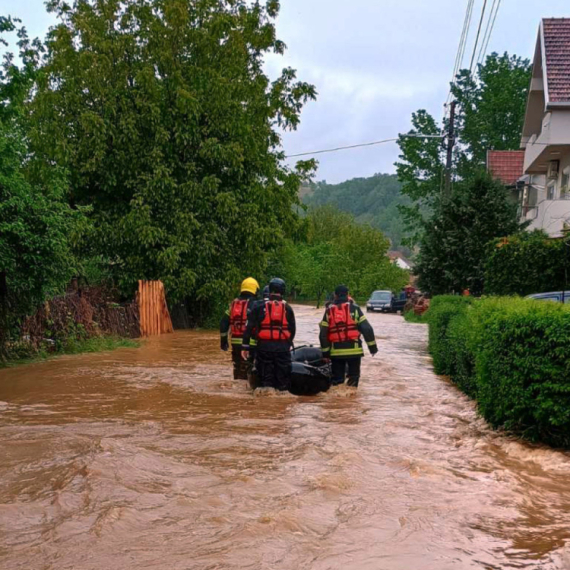 Opsadno stanje i u Severnoj Makedononiji: Vatrogasci spasili dve osobe od nabujale Pčinje FOTO