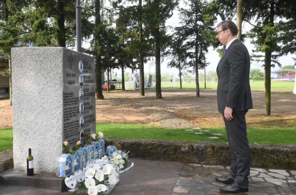 Vučić položio cveće u Malom Orašju i Duboni: Obećavam da država neće dozvoliti zločin bez kazne FOTO