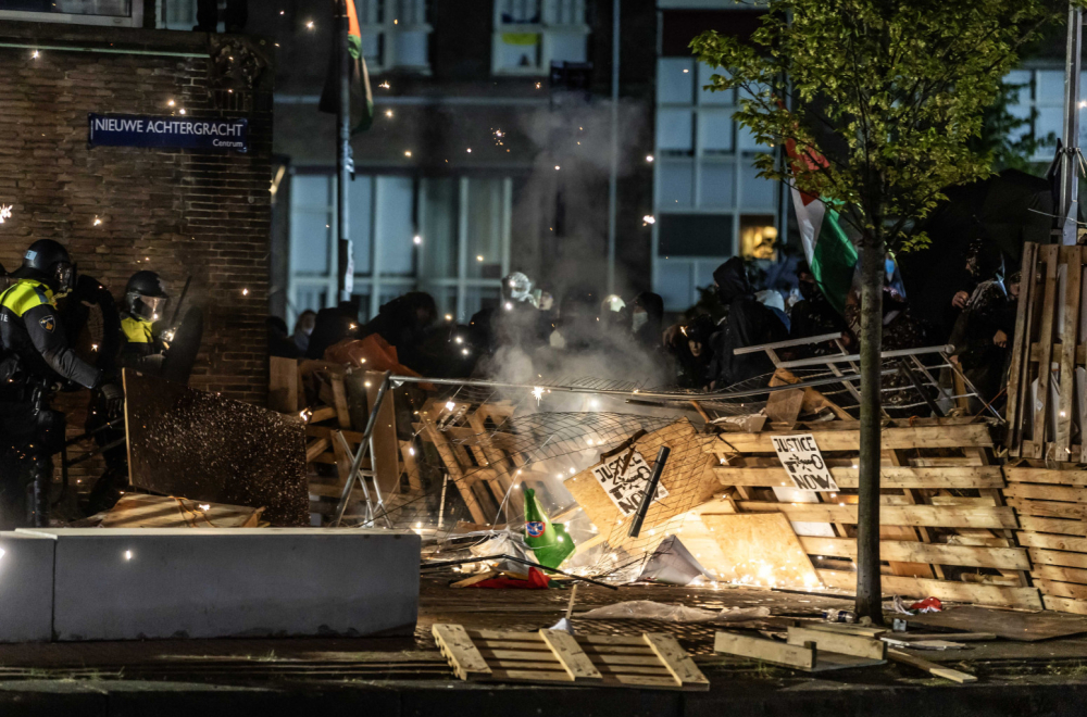 The protest in Amsterdam got out of control: There was a violent conflict, over 125 people arrested VIDEO