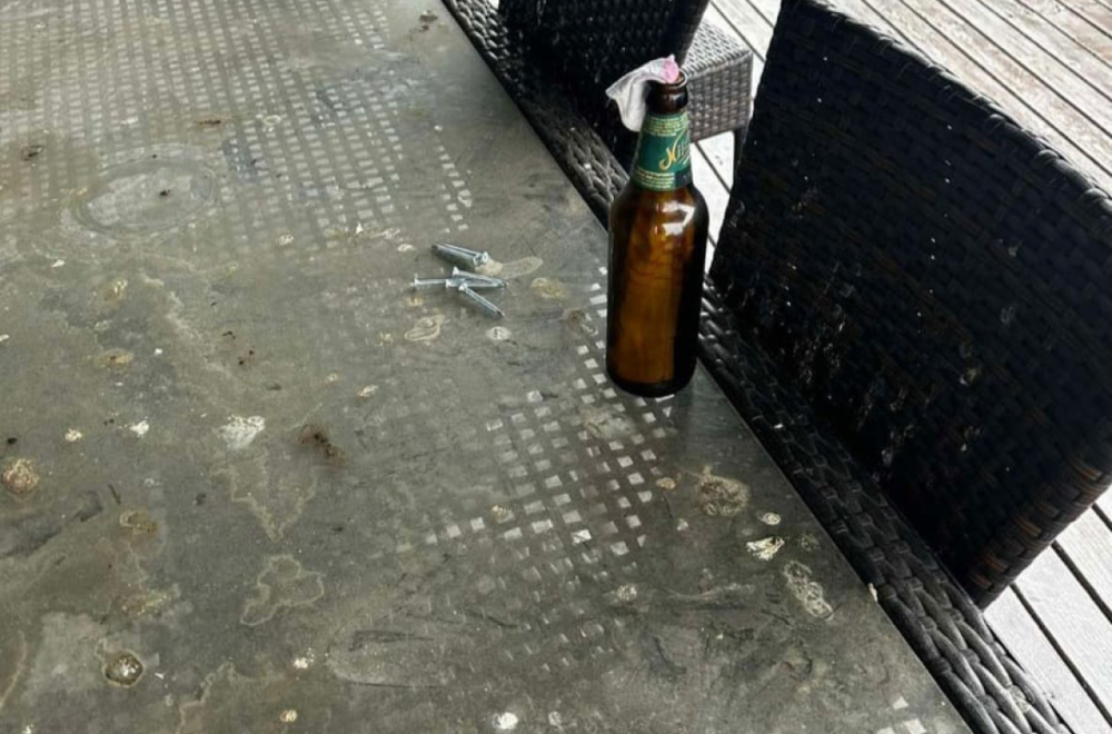 Pronađena puška i molotovljevi kokteli na jednom od nelegalnih splavova na Savi FOTO