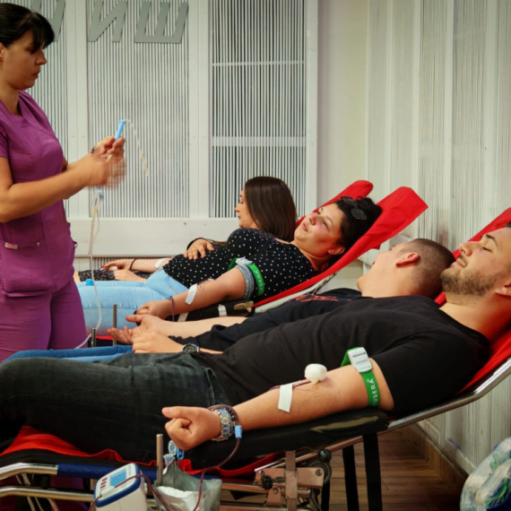 Članovi SNS ličnim primerom pozvali Nišlije da daju krv FOTO